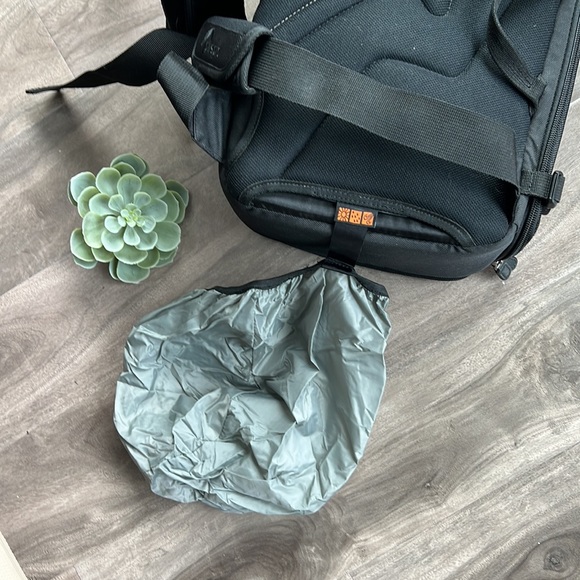 LOWEPRO black sling camera bag - EUC - Picture 7 of 15